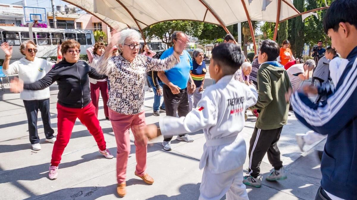 Boletín de prensa 084. CONVIVEN NIÑAS Y NIÑOS DEL CENTRO DE DIA DEL SMDIF CON PERSONAS ADULTAS MAYORES