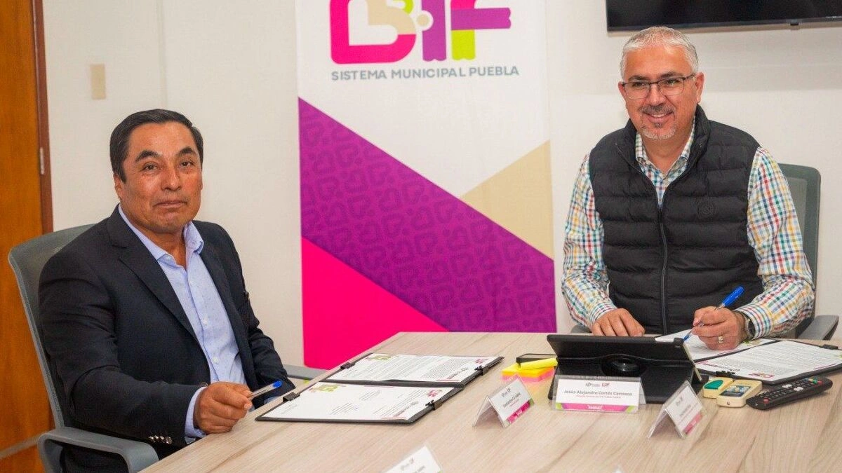 Pie de foto 031. FIRMA DIF PUEBLA CAPITAL CONVENIO CON FARMACIAS FLEMING EN BENEFICIO DE LAS Y LOS POBLANOS