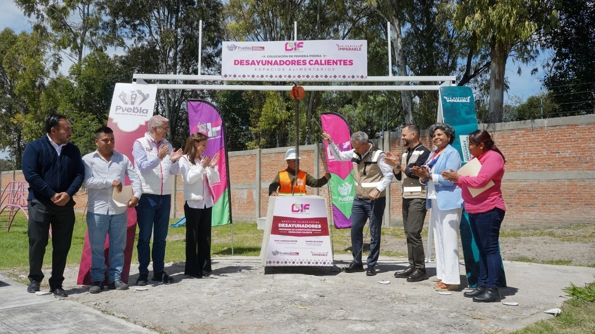 Boletín de prensa 214. MARIELISE BUDIB Y PEPE CHEDRAUI COLOCAN LA PRIMERA PIEDRA DE DESAYUNADORES ESCOLARES TRANSITORIOS