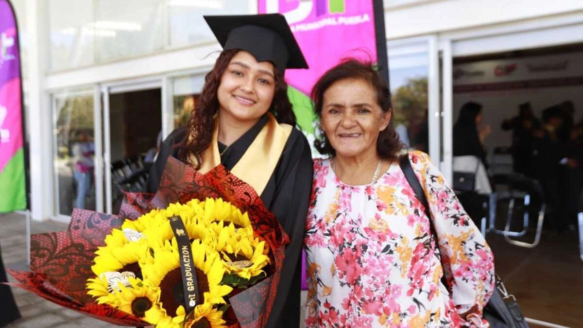 Boletín de prensa 220. DIF PUEBLA CAPITAL E IEEA GRADÚAN A LA PRIMERA GENERACIÓN IMPARABLE DEL CENTRO DE DÍA