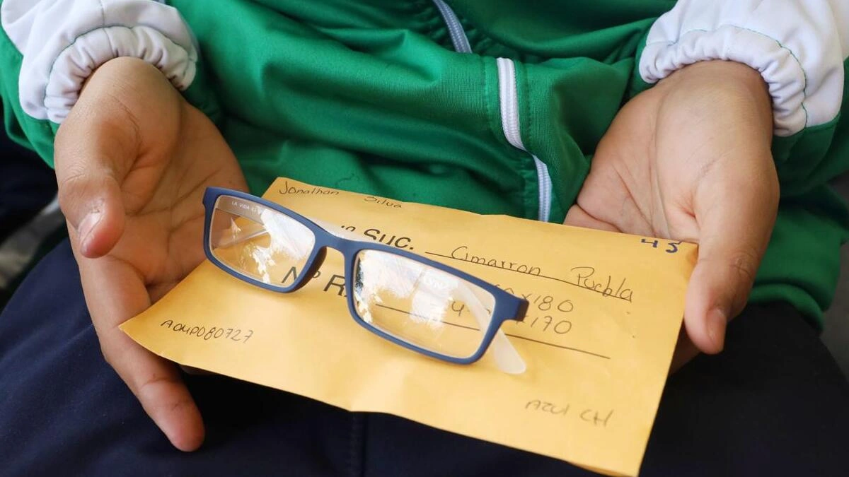 Boletín de prensa 237. BENEFICIA MARIELISE BUDIB A 200 NIÑAS Y NIÑOS CON ENTREGA DE ANTEOJOS GRADUADOS