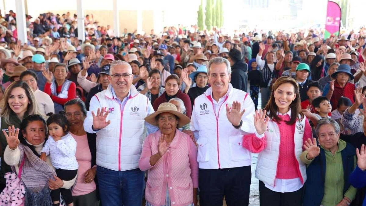 Boletín de prensa 250. ENTREGAN PEPE CHEDRAUI Y MARIELISE BUDIB COBERTORES EN SAN MIGUEL CANOA