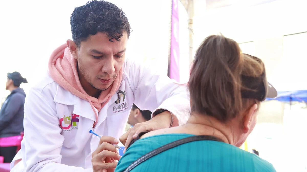Pie de foto 037. DIF PUEBLA CAPITAL SE SUMA A LA CARAVANA “PIENSA EN ROSA” PARA PROMOVER LA PREVENCIÓN DEL CÁNCER DE MAMA