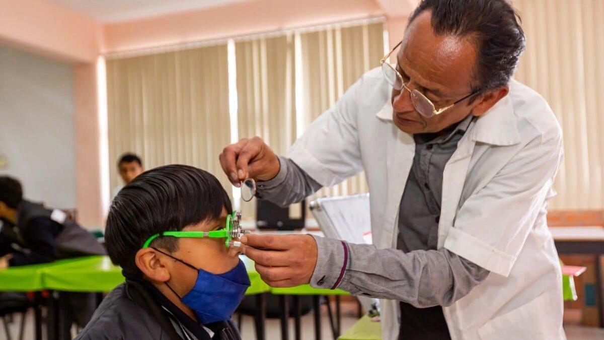 Pie de foto 038. RECIBEN NIÑAS Y NIÑOS ATENCIÓN VISUAL MEDIANTE EL DIF PUEBLA CAPITAL Y FUNDACIÓN CIMARRÓN