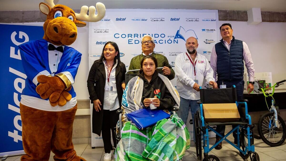 Pie de foto 041. APOYA DIF PUEBLA CAPITAL Y FUNDACIÓN TELCEL-TELMEX A PERSONAS CON DISCAPACIDAD