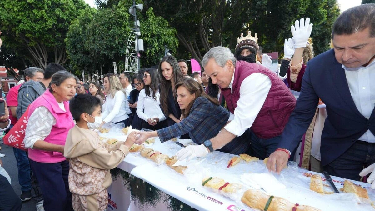 Pie de foto 048. PUEBLA CAPITAL HACE HISTORIA CON LA ROSCA DE REYES MÁS GRANDE DEL MUNDO