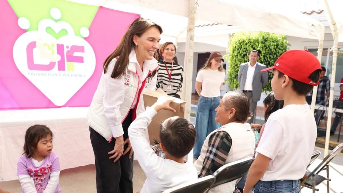 Pie de foto 049. MARIELISE BUDIB ENTREGA REGALOS A USUARIAS Y USUARIOS DEL CMERI