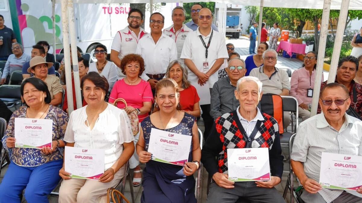 Boletín de prensa 329. GRADÚA DIF PUEBLA CAPITAL A 44 PERSONAS ADULTAS MAYORES DEL TALLER DE COMPUTACIÓN