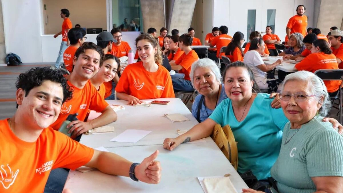 Pie de foto 060. FOMENTA DIF PUEBLA CAPITAL CONVIVENCIA ENTRE PERSONAS ADULTAS MAYORES Y ESTUDIANTES UNIVERSITARIOS