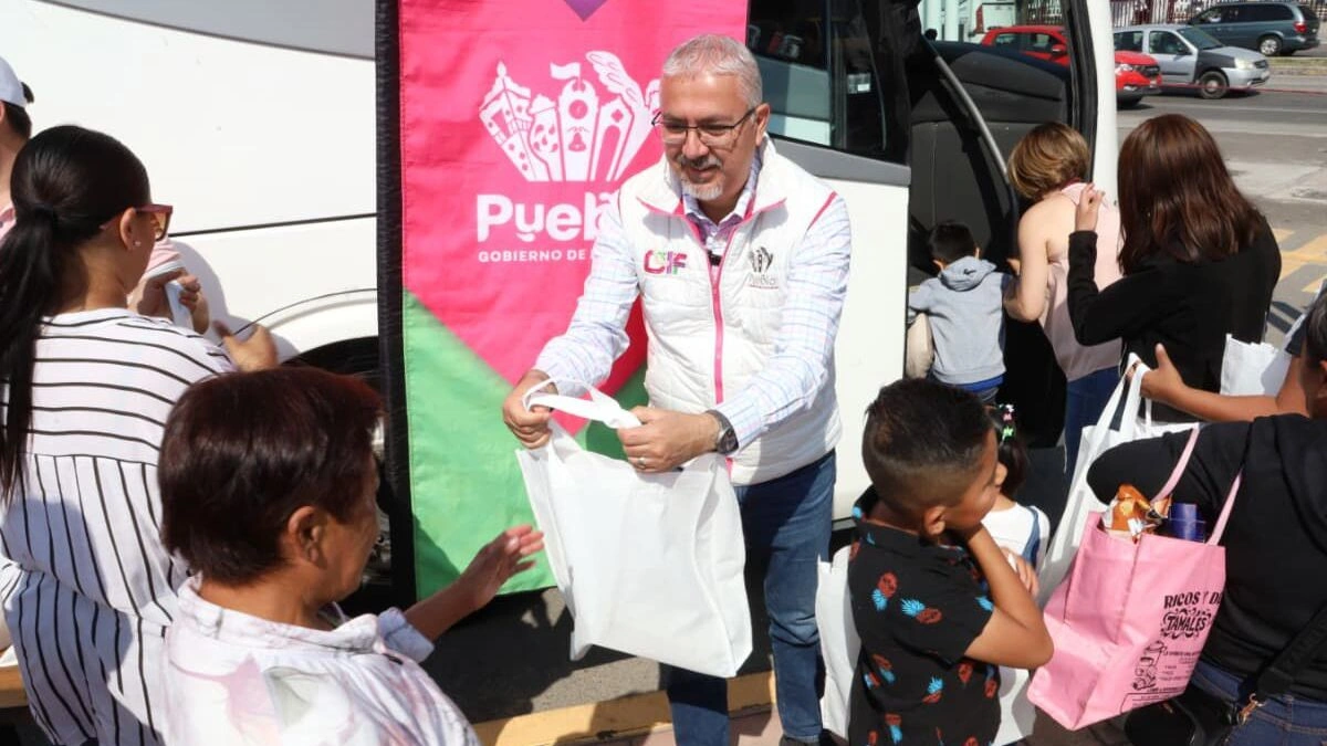 Pie de foto 062. NUEVE FAMILIAS VIAJAN A MUNDO IMÁYINA GRACIAS AL DIF PUEBLA CAPITAL
