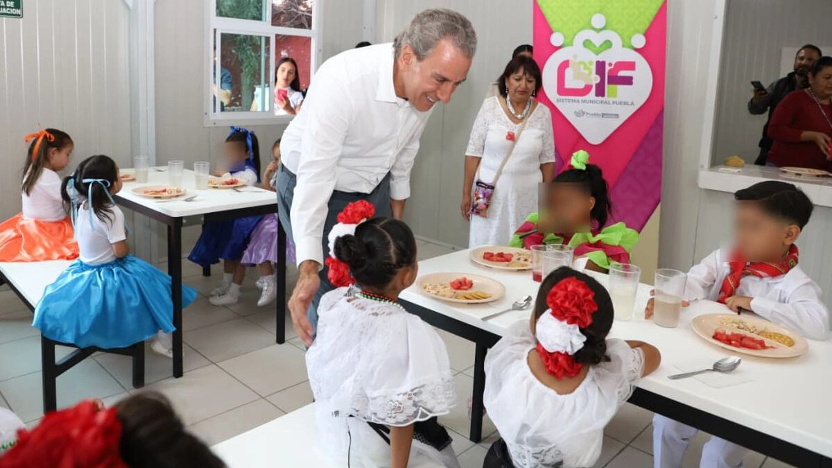 Pie de foto 063. VISITA PEPE CHEDRAUI DESAYUNADOR ESCOLAR EN EL JARDÍN DE NIÑOS "LA FLOR"