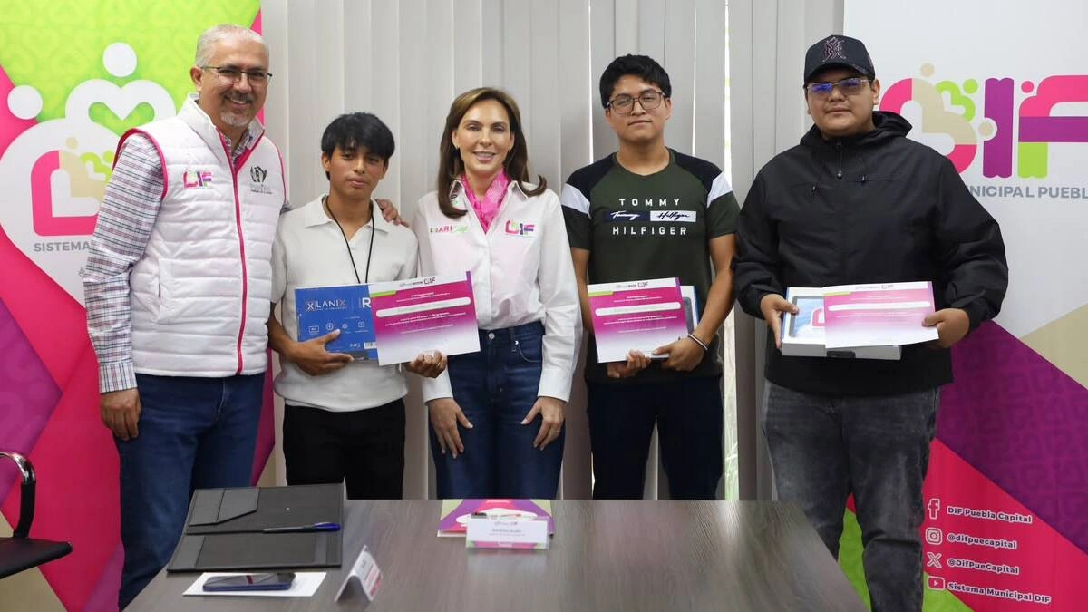 Pie de foto 067. RECONOCE MARIELISE BUDIB A ESTUDIANTES DEL CENTRO DE DÍA SELECCIONADOS POR BENTELER