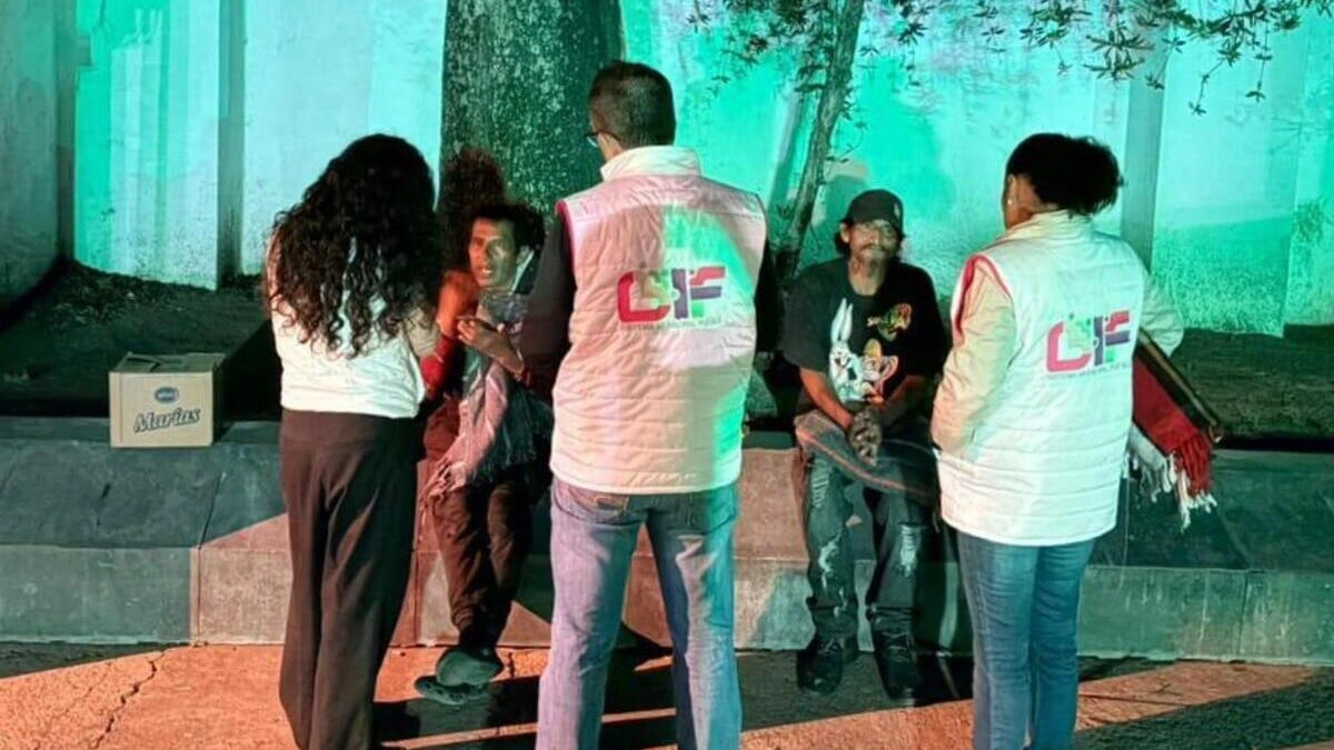 Pie de foto 070. REALIZA DIF PUEBLA CAPITAL RECORRIDO NOCTURNO PARA CANALIZAR A PERSONAS AL DORMITORIO MUNICIPAL