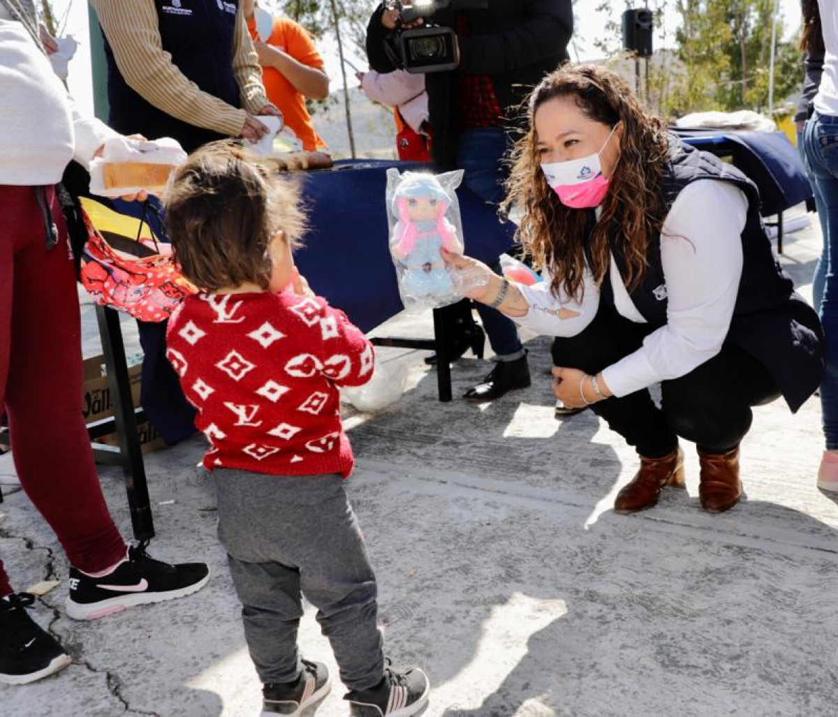 SMDIF PUEBLA Y BACHOCO ENTREGAN JUGUETES A NIÑAS Y NIÑOS DE LA INSPECTORÍA LA PAZ TLAXCOLPAN