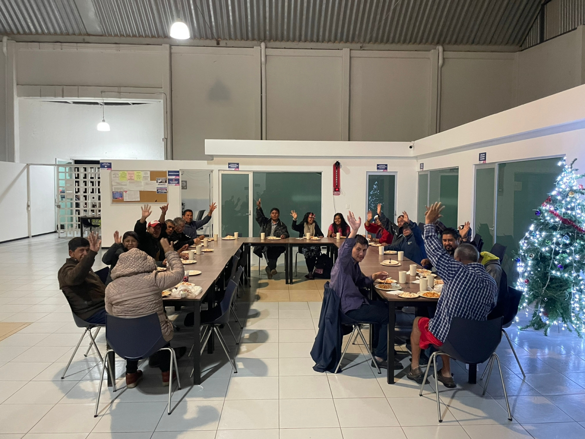 CELEBRAN CON CENA EL FIN DE AÑO EN EL DORMITORIO MUNICIPAL DEL SMDIF PUEBLA